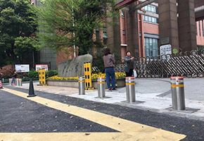 學(xué)校大門(mén)