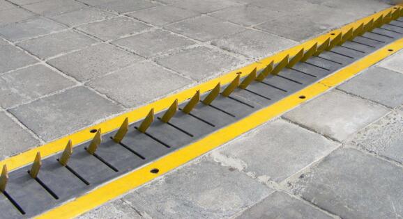 減速帶式破胎器