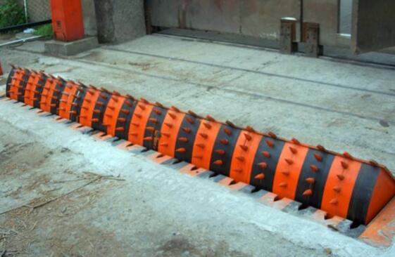 液壓翻板路障機(jī)